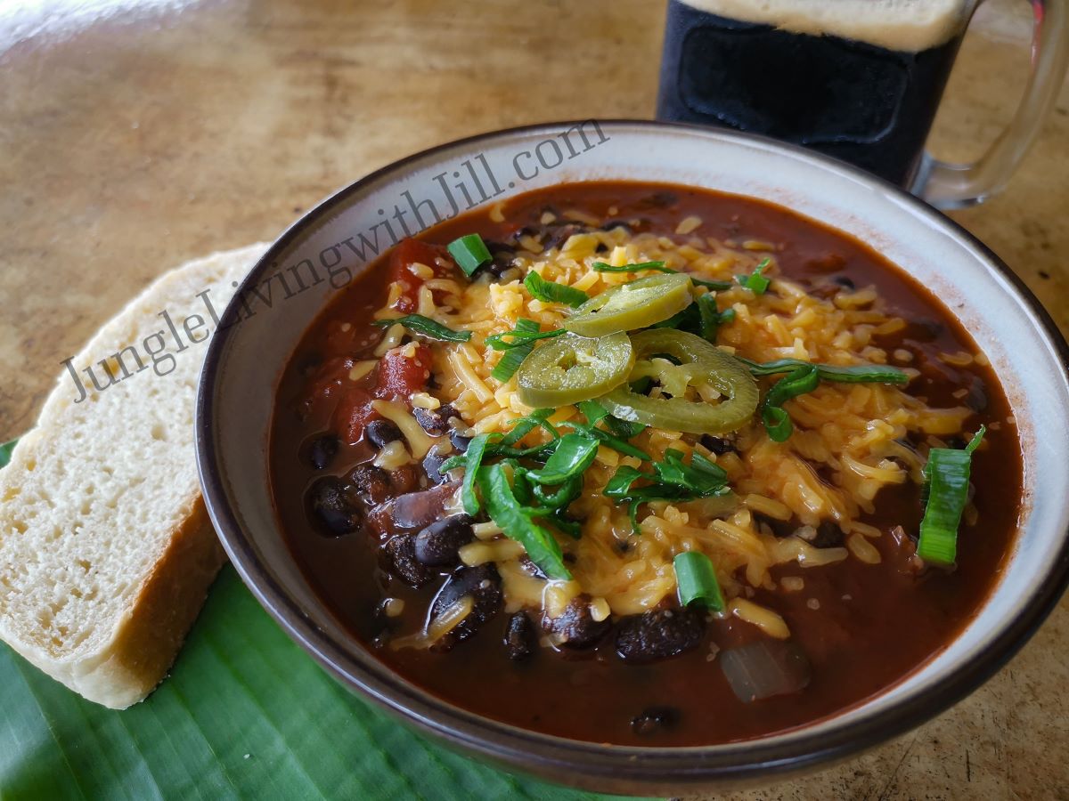 Vegetarian Chili with beer and bread