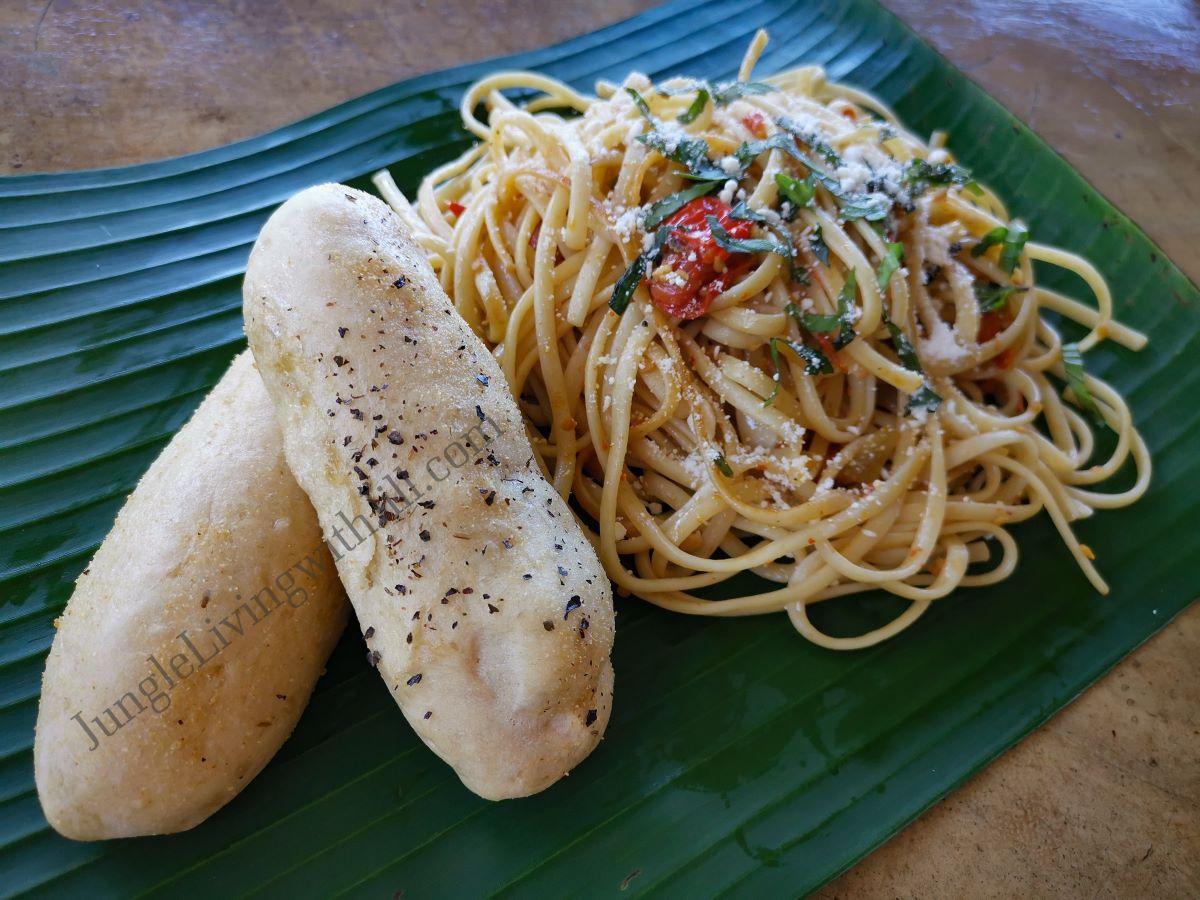 Garlic breadsticks with pasta